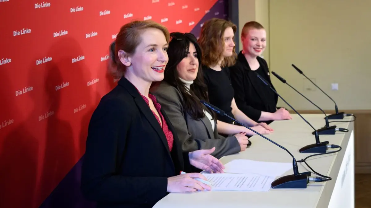 Nach der Landtagswahl in Baden-Württemberg - Die Linke: 09.03.2026, Berlin: Ines Schwerdtner (l), Bundesvorsitzende der Partei Die Linke, äußert sich zusammen mit den Linken-Spitzenkandidatinnen von Baden-Württemberg, Mersedeh Ghazaei (l-r), Amelie Vollmer und Kim Sophie Bohnen bei einer Pressekonferenz im Karl-Liebknecht-Haus zum Wahlergebnis der Landtagswahl in Baden-Württemberg. Foto: Bernd von Jutrczenka/dpa +++ dpa-Bildfunk +++