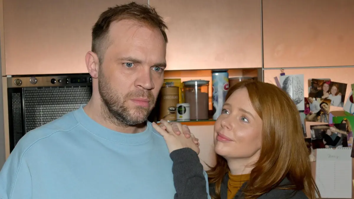 Erik (Patrick Heinrich) will Toni (Olivia Marei) nicht verlieren und behält die Affäre zuerst für sich.