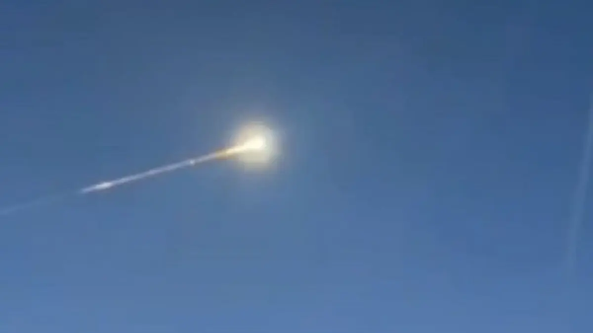 Lichtspektakel - Teile eines Meteoriten beschädigen Häuser