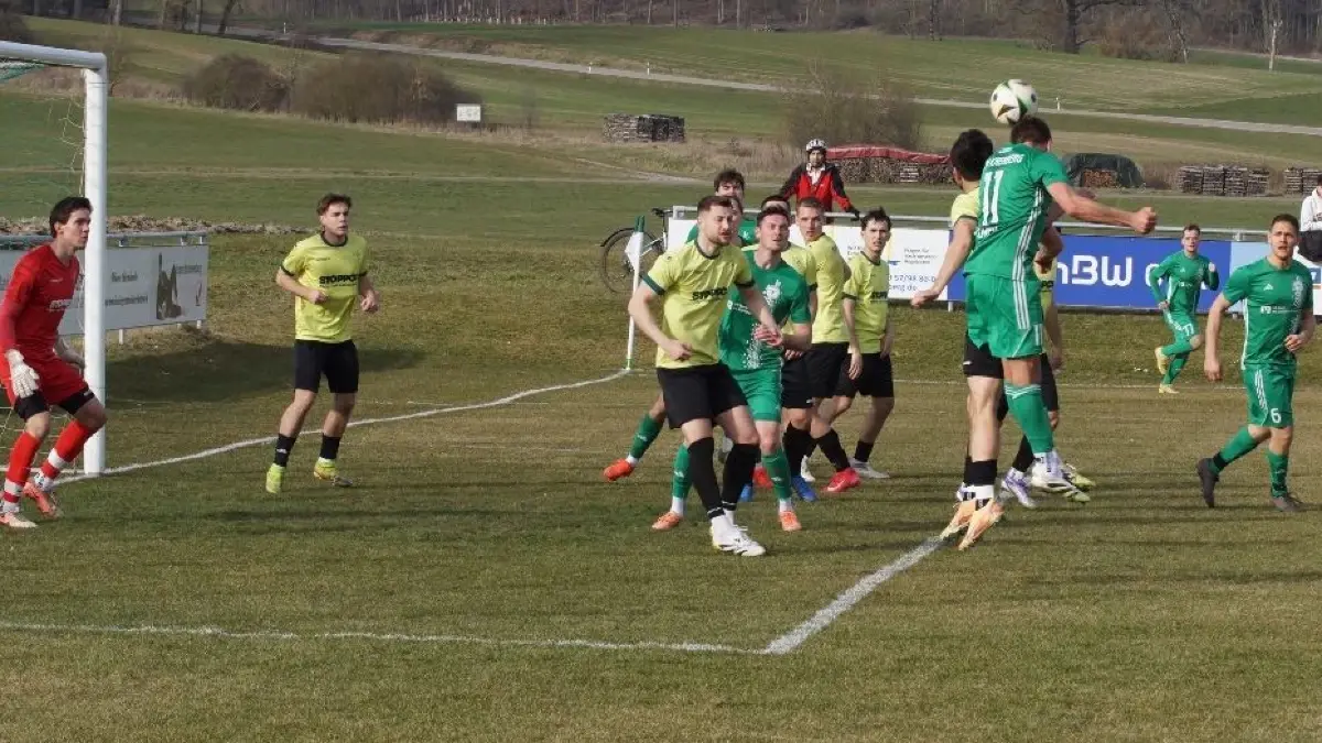 Mit einem kuriosen 7:7 endete das Spiel zwischen der SGM Kreßberg (grün) und der SGM Oppenweiler.