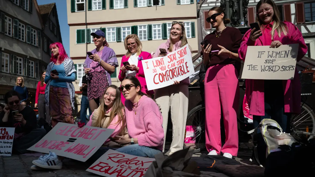 Globaler Frauenstreik: Auf dem Tübinger Markplatz versammelten sich Frauen für eine gemeinsame Mittagspause und zum Streik. Hier studieren die Teilnehmerinnen gerade im Chor ein Lied ein.