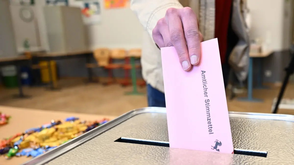 Landtagswahl in Baden-Württemberg: 08.03.2026, Baden-Württemberg, Stuttgart: Ein Wähler steckt seinen ausgefüllten Stimmzettel in eine Wahlurne. Am 08. März findet in Baden-Württemberg die Landtagswahl statt. (zu dpa: «So haben junge Leute im Südwesten gewählt») Foto: Bernd Weißbrod/dpa +++ dpa-Bildfunk +++