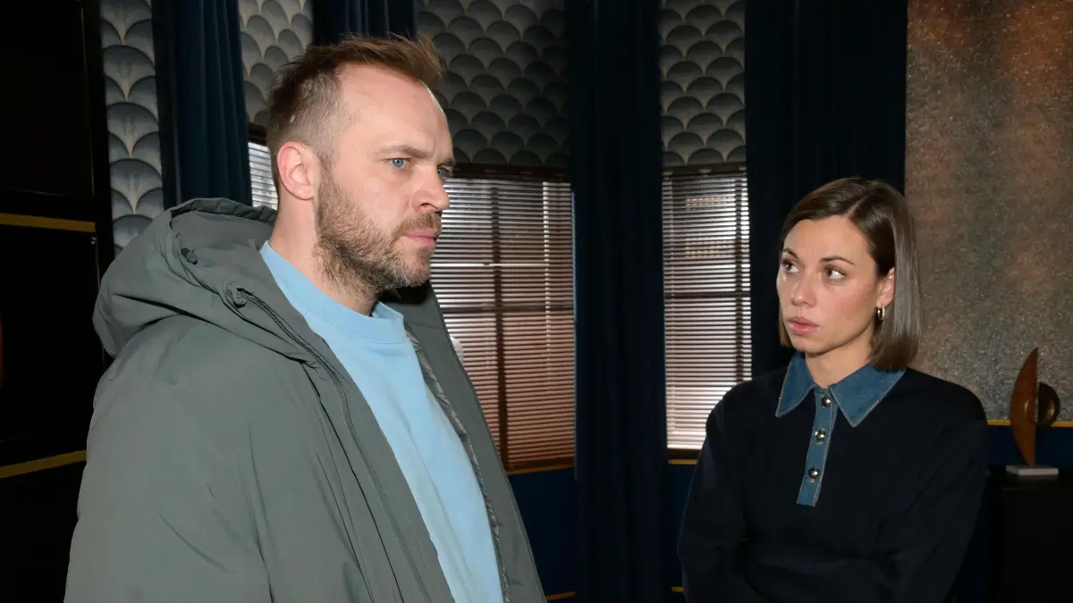 Erik (Patrick Heinrich) beendet seine Affäre mit Matilda (Anna-Katharina Fecher).