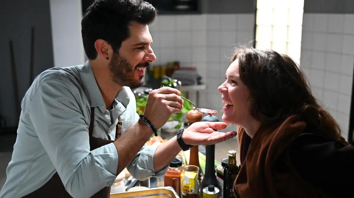 Peinlicher Moment: Matteo (Riccardo Angelini) nennt Emma (Luisa Binger) plötzlich Nathalie – und versucht sofort, seinen Versprecher zu retten