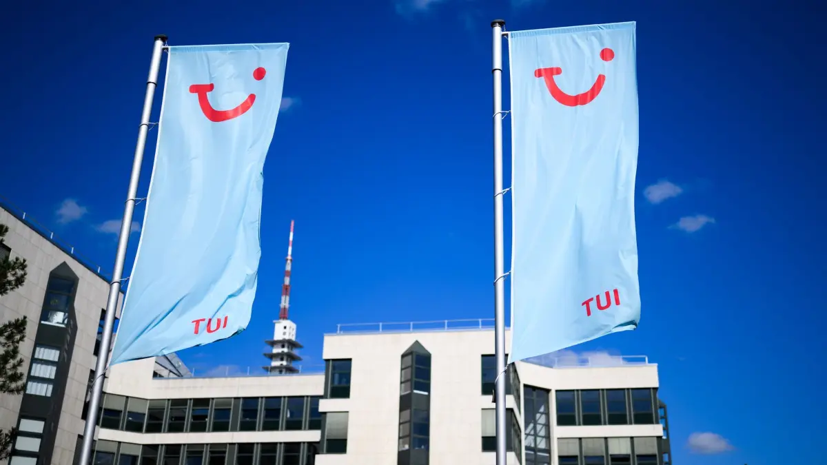 TUI Group: ARCHIV - 02.09.2025, Niedersachsen, Hannover: Fahnen mit dem Logo wehen vor Zentrale des Tourismuskonzern TUI Group. (zu dpa: «Tui und Oman legen geplante Partnerschaft auf Eis») Foto: Julian Stratenschulte/dpa +++ dpa-Bildfunk +++