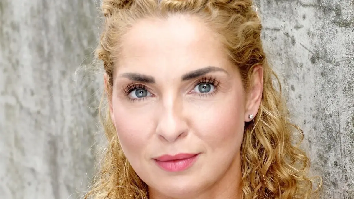 Nina (Maria Wedig) steht bei GZSZ vor einer schwierigen Entscheidung.
