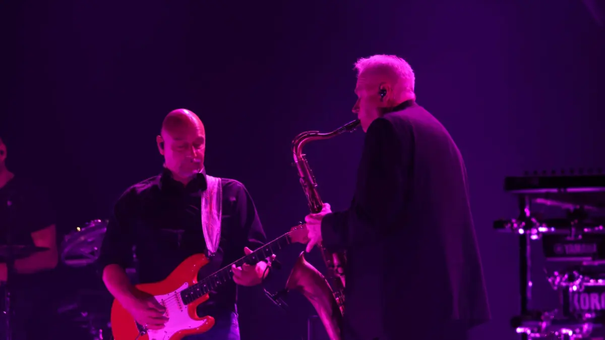 Zwei Instrumente, ein Gedanke: Während Oliver Hartmann die Gitarre singen lässt, antwortet Lee Mayall mit dem Saxophon. Ein kleines musikalisches Gespräch – und das Publikum hört zu, als wäre es eine besonders spannende Geschichte.