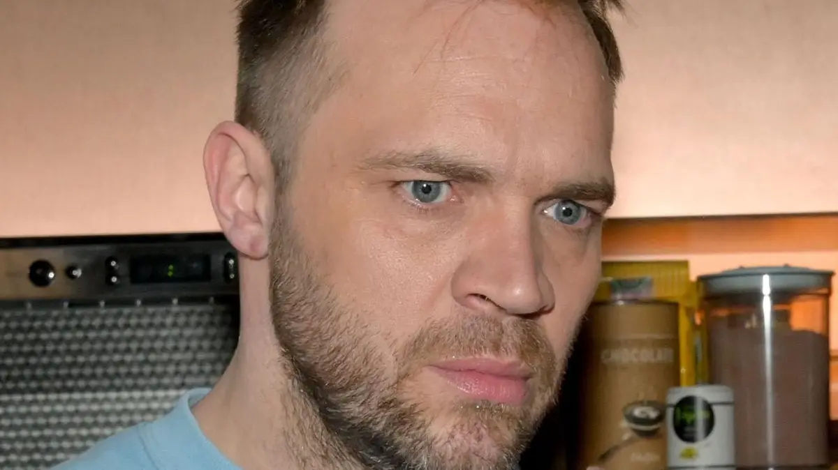 Erik (Patrick Heinrich) ist überfordert mit seinem Doppelleben.