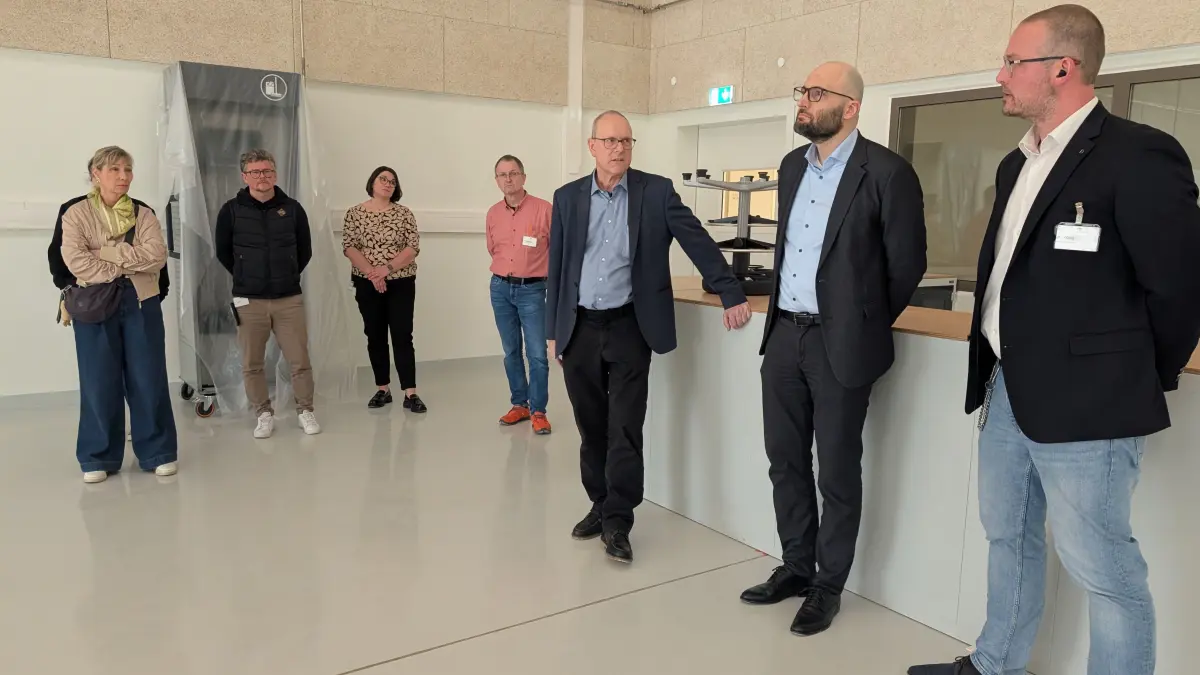 Kaufmännischer Direktor Andreas Breitmayer, Chefarzt Dr. Daniel Brenig und Pflegedienstleiter Marcel König (von links) geben bei einem Rundgang durch den neuen Maßregelvollzug in Hall Einblicke.