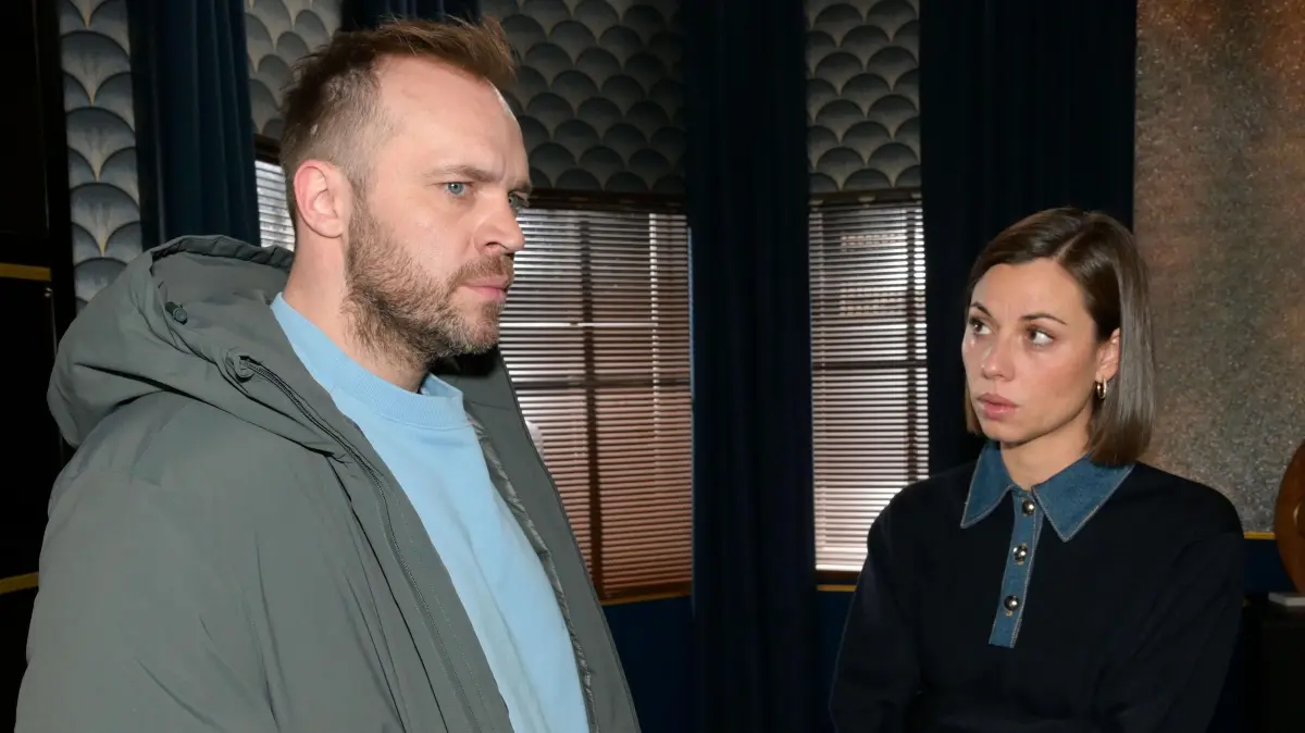 Alles aus und vorbei: Erik (Patrick Heinrich) beendet seine Affäre mit Matilda (Anna-Katharina Fecher).