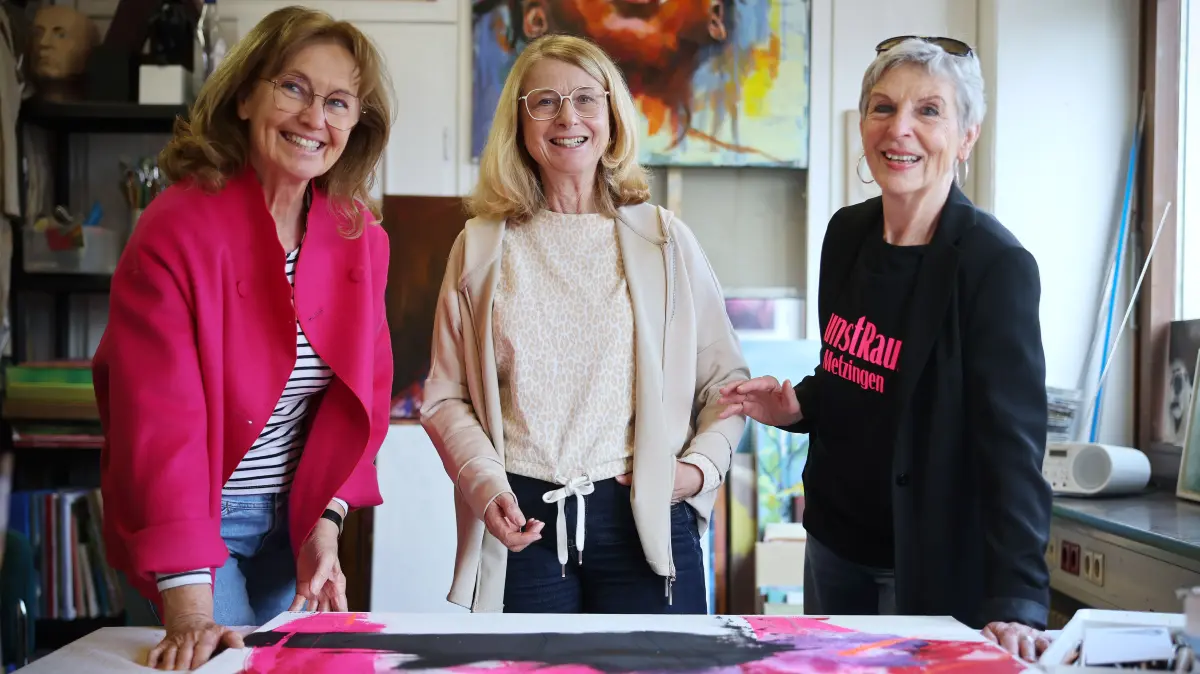 Anita Kessel, Barbara Kurz und Karin Handel-Daiker (von links) in den Räumen des Vereins Kunstraum.