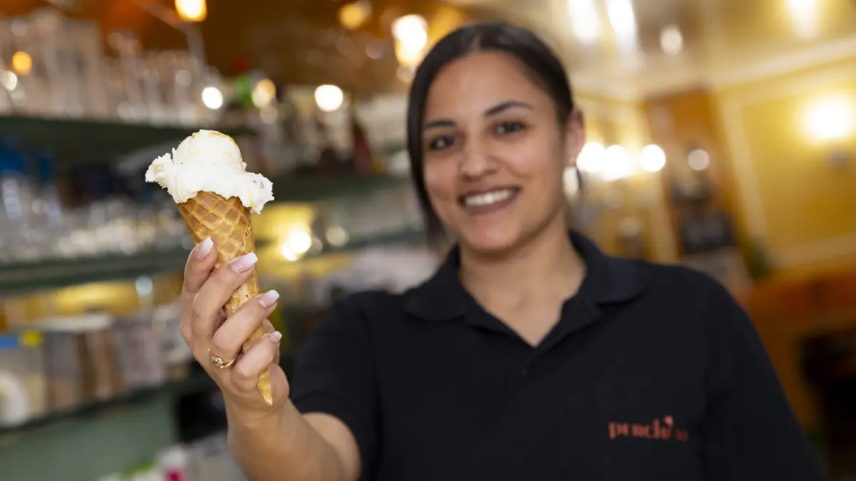 Geislingen, Eiscafé Perche No, Marisa Rizzato mit der Eissorte Joghurt-Perche No