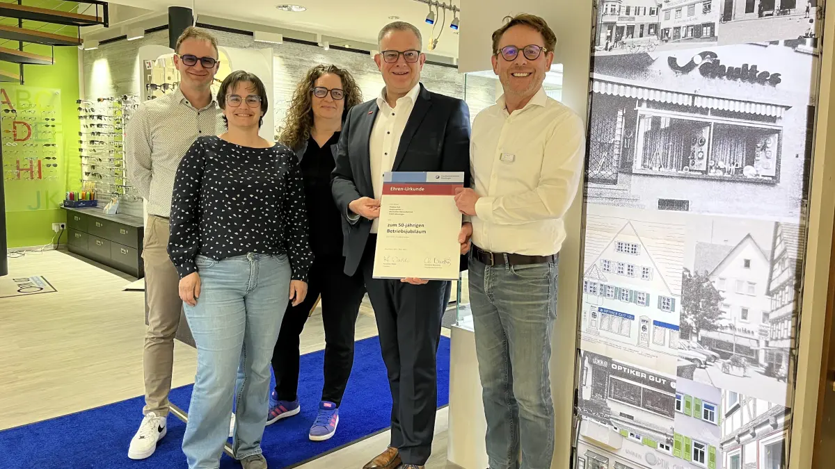 50 Jahre Optik Gut am Münsinger Marktplatz. Alexander Wälde (zweiter von rechts), Präsident der Handwerkskammer Reutlingen, überreichte Thomas Gut die Jubiläumsurkunde. Mit dabei waren auch die Mitarbeiter Florian Stefanz, Anne Schake und Simone Herrmann (von links).