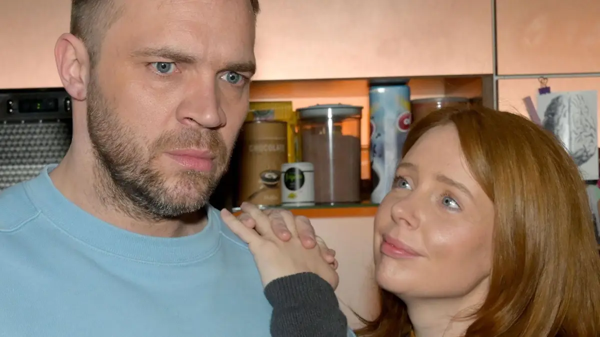 GZSZ-Liebling Erik (Patrick Heinrich) betrügt Toni (Olivia Marei) seit Wochen.