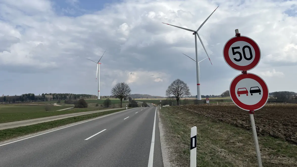 Auf der Landesstraße 230 zwischen Magolsheim und Breithülen gilt seit den Bauarbeiten für den Windpark Tempo 50. Viele Autofahrer halten sich nicht daran. Zwei Verstöße aus dem Frühjahr 2025 führten nun zu Gerichtsverfahren.