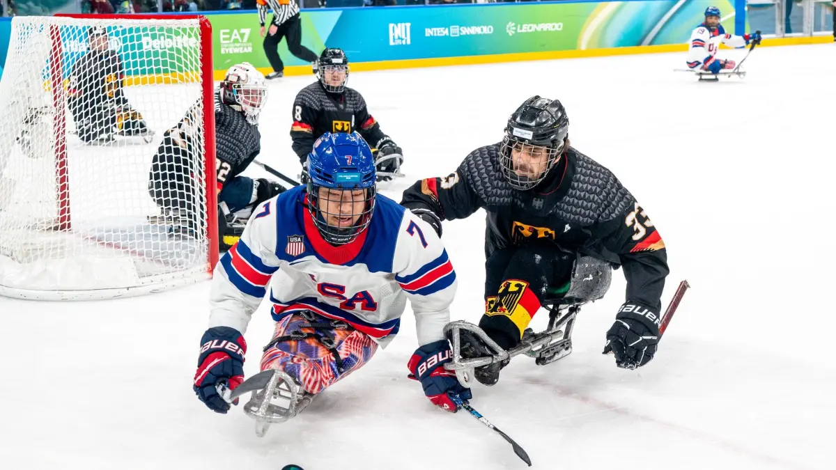 Paralympic 2026: 09.03.2026, Italien, Mailand: Paralympic 2026, Para Eishockey, Vorrunde, Deutschland - USA, Kayden Beasley (l, USA) und Ingo Kuhli-Lauenstein (Deutschland) versuchen an den Puck zu kommen. Foto: Federico Manoni/ZUMA Press Wire/dpa +++ dpa-Bildfunk +++