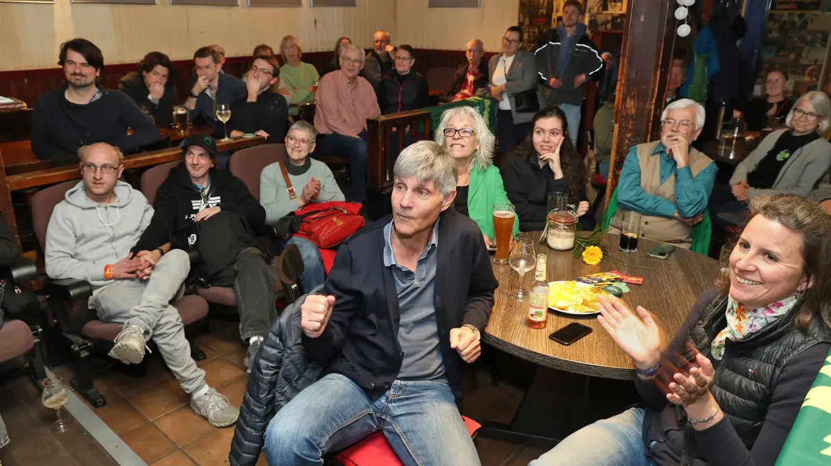 In der Gmünder Bar KKF zitterte Grünen-Kandidatin Martina Häusler (Mitte) um den Wiedereinzug in denLandtag. Am Ende musste sie sich deutlich geschlagen geben.