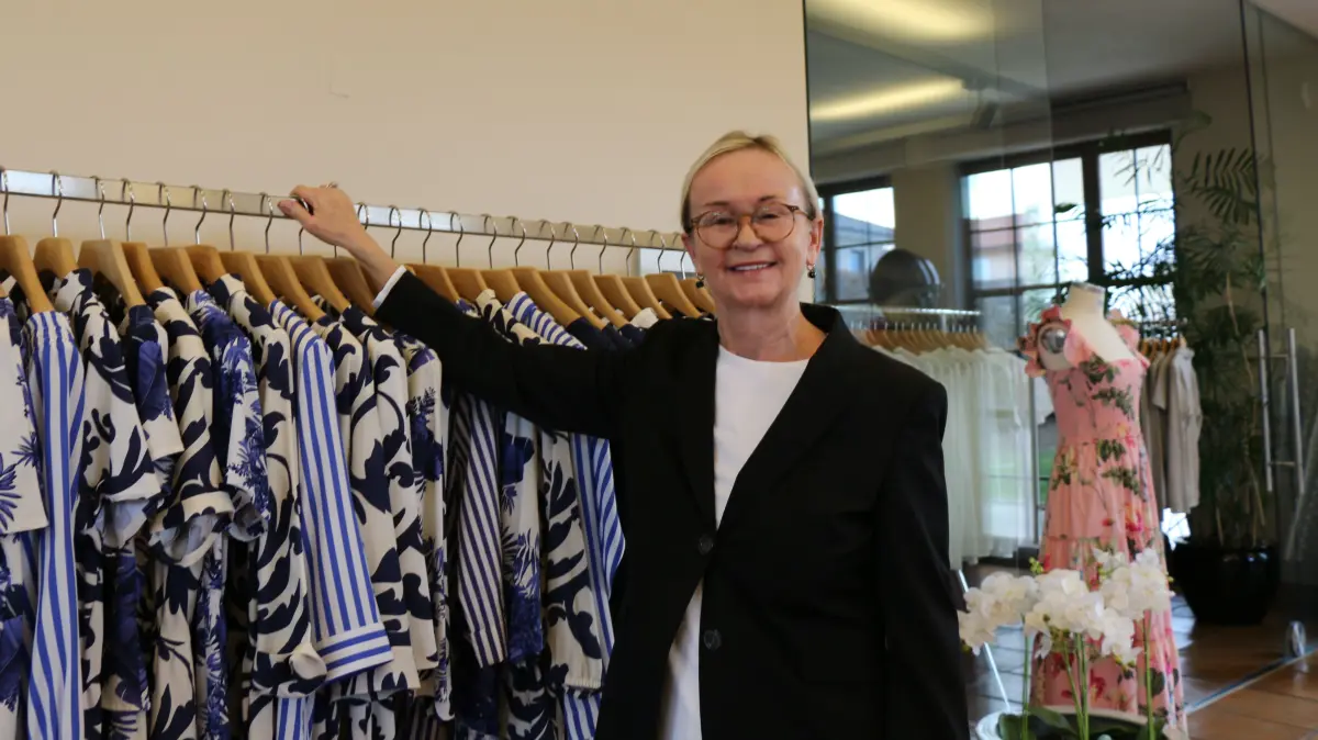 Jutta Kimmich präsentiert stolz ihre neue Kollektion im Showroom in Empfingen.