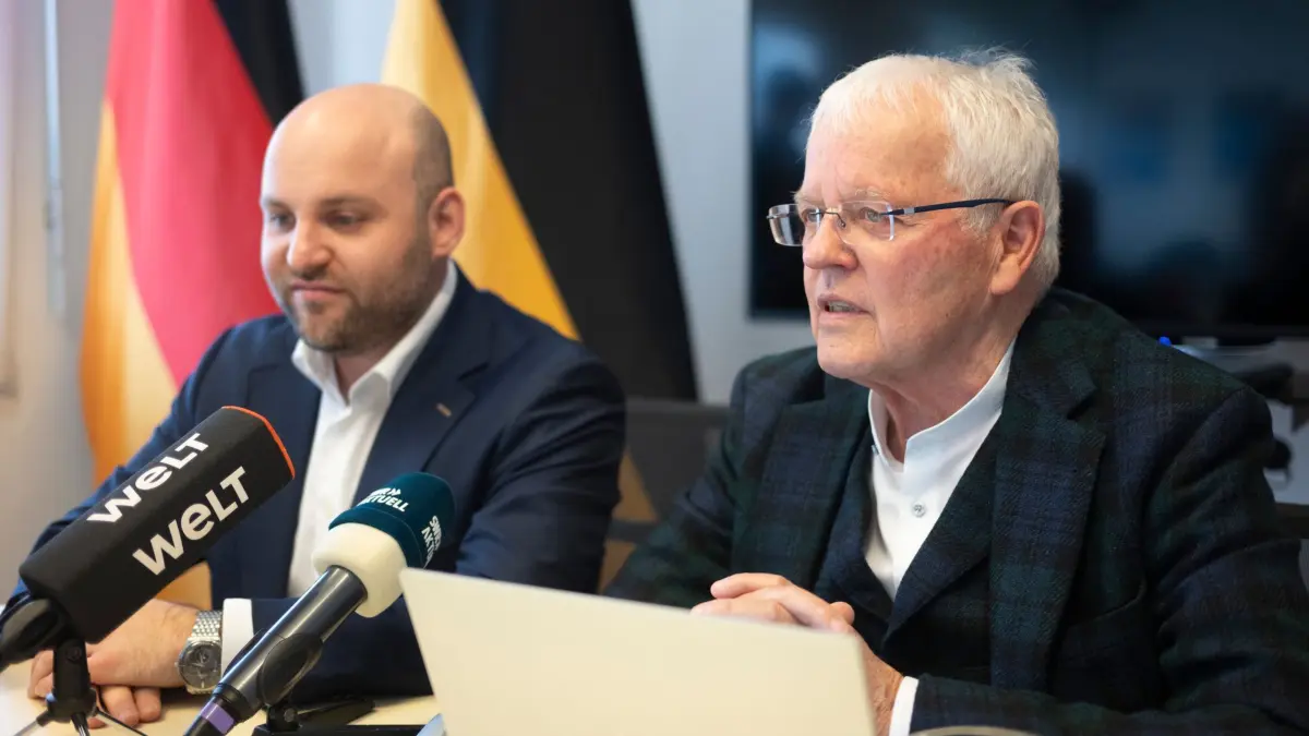 Nach der Landtagswahl in Baden-Württemberg: 09.03.2026, Baden-Württemberg, Stuttgart: Markus Frohnmaier (l), Spitzenkandidat der AfD für die Landtagswahl in Baden-Württemberg, und Emil Sänze, der Fraktionsvorsitzende der AfD im Landtag von Baden-Württemberg, nehmen an einer Pressekonferenz nach der Landtagswahl in Baden-Württemberg teil. Foto: Marijan Murat/dpa +++ dpa-Bildfunk +++