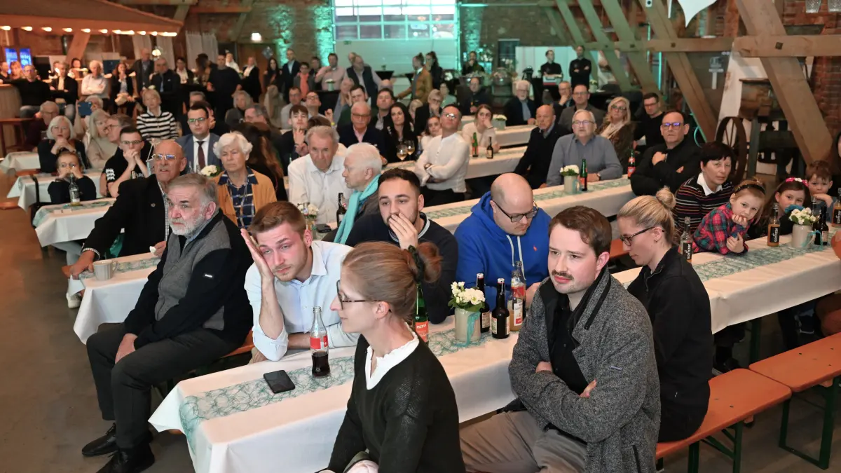 Enttäuschung bei Manuel Hagels Anhänger in der Heimat: CDU-Anhänger in Blienshofen blicken am Wahlabend auf die Monitore, die Prognosen zur Landtagswahl zeigen.