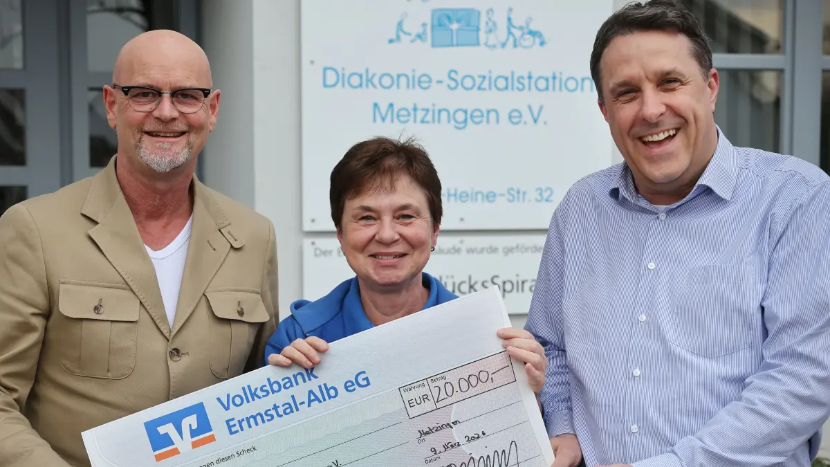 Redaktionsleiter Peter Kiedaisch (links) mit dem Scheck über 20.000 Euro, über den sich Sabine Epple und Jens Mews von der Diakonie-Sozialstation freuen.