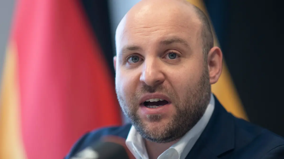 Nach der Landtagswahl in Baden-Württemberg: 09.03.2026, Baden-Württemberg, Stuttgart: Markus Frohnmaier, Spitzenkandidat der AfD für die Landtagswahl in Baden-Württemberg, nimmt an einer Pressekonferenz nach der Landtagswahl in Baden-Württemberg teil. Foto: Marijan Murat/dpa +++ dpa-Bildfunk +++