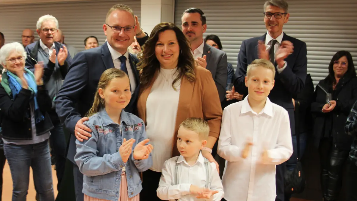 Bürgermeisterwahl Mainhardt 2026: Damian Komor mit seiner Frau Monika und den drei Kindern Luca (11), Ben (6) und Lara (9)