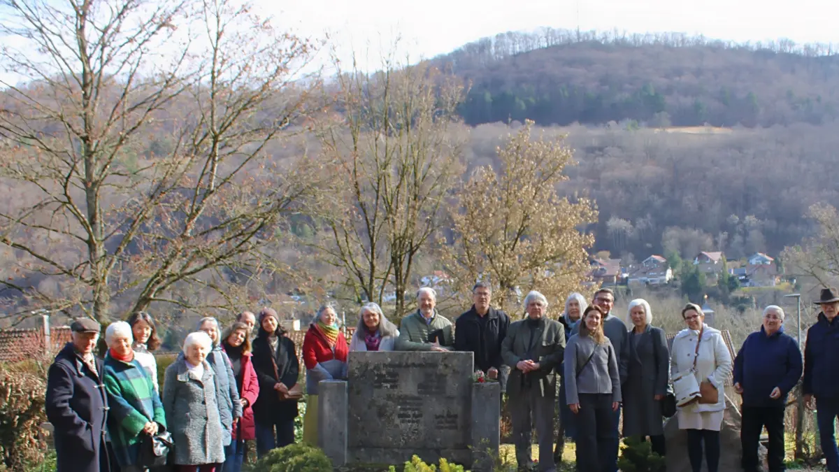 Die Nachkommen von Karl und Marie Rehm trafen sich noch einmal an der Grabstätte auf dem Friedhof in Unterhausen.