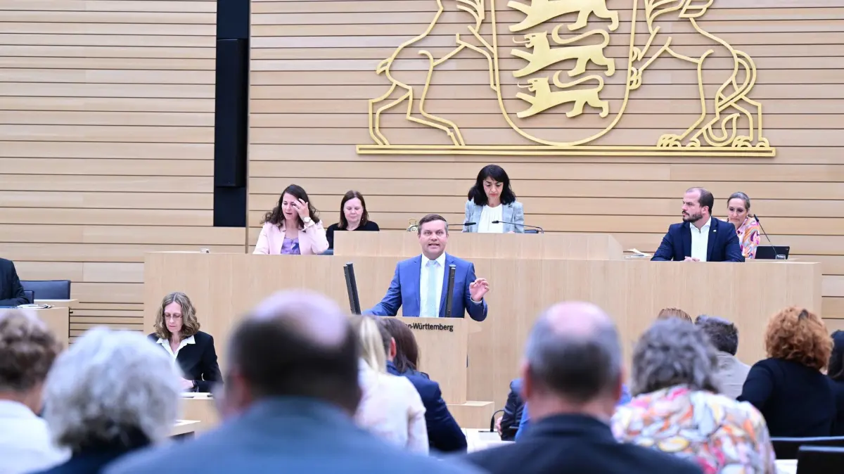 Sitzung Landtag von Baden-Württemberg: ARCHIV - 20.07.2023, Baden-Württemberg, Stuttgart: Anton Baron, AfD, Abgeordneter im Landtag von Baden-Württemberg, spricht bei bei einer Debatte über Freibadkriminalität im Plenum. Im Hintergrund Muhterem Aras, Bündnis 90/Die Grünen), Präsidentin des Landtags von Baden-Württemberg. (zu dpa: «So viele Frauen sitzen im neuen Landtag im Südwesten») Foto: Bernd Weißbrod/dpa +++ dpa-Bildfunk +++