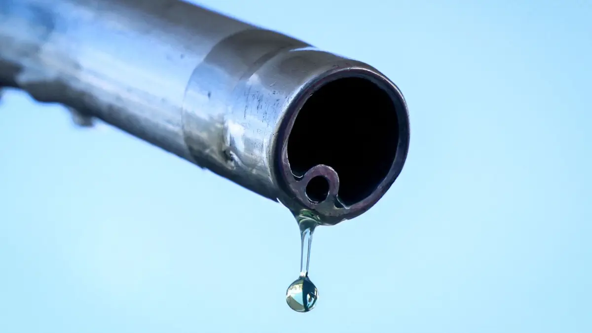 Iran-Krieg - Treibstoff: dpatopbilder - 09.03.2026, Frankreich, Vélizy-Villacoublay: Ein Tropfen Benzin fällt aus der Zapfpistole einer Tankstelle in Vélizy-Villacoublay, in der Nähe von Paris. Foto: Alain Jocard/AFP/dpa +++ dpa-Bildfunk +++