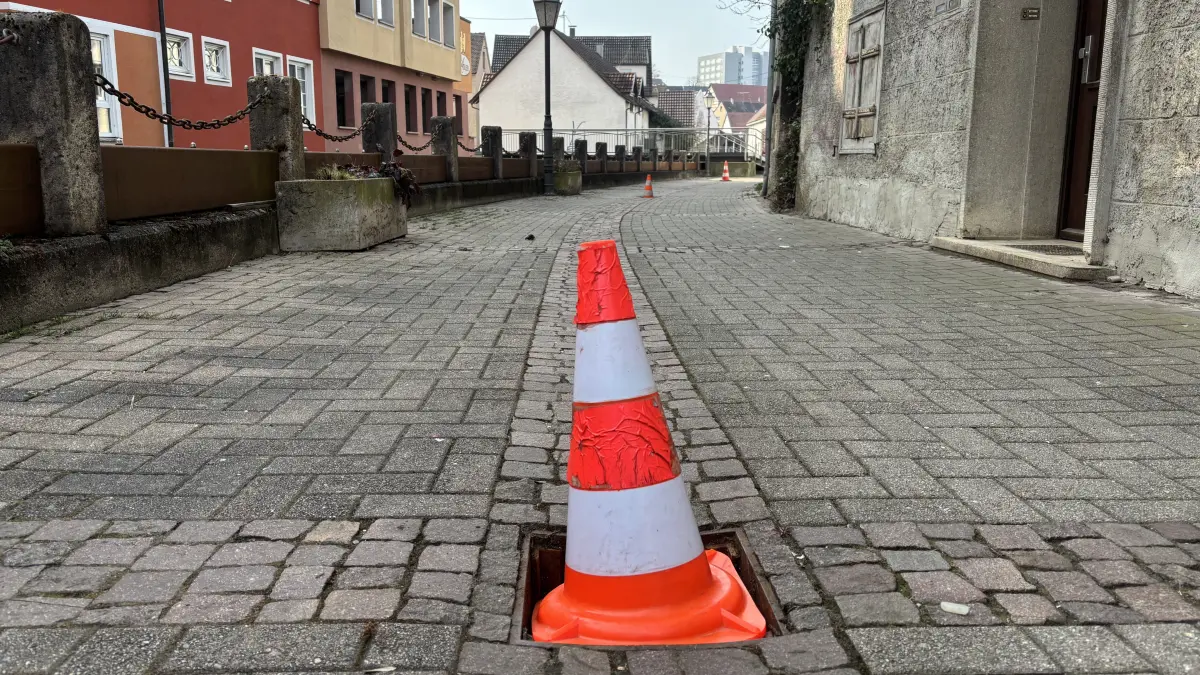 Fußgänger aufgepasst. Unbekannte haben in Ehingen Schachtdeckel entfernt und in die Schmiech geworfen.