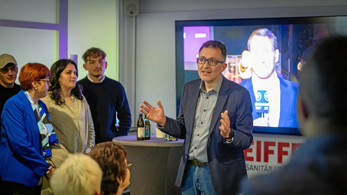 Bei der Wahlparty der CDU in Weissach im Tal spricht Dr. Jens Steinat am Wahlabend zu seinen Parteimitgliedern. Er holt im Wahlkreis Backang das Direktmandat für die Christdemokarten zurück.