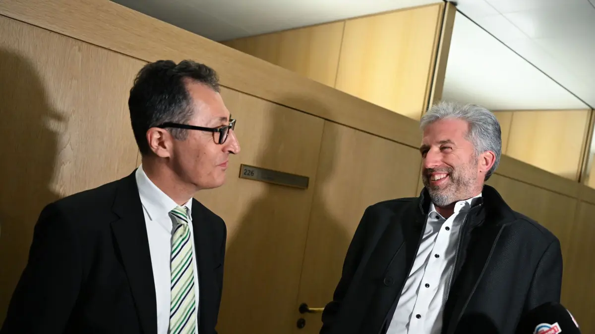 08.03.2026, Baden-Württemberg, Stuttgart: Cem Özdemir (l, Bündnis 90/Die Grünen), Spitzenkandidat für die Landtagswahl in Baden-Württemberg 2026, und Boris Palmer (parteilos), Oberbürgermeister von Tübingen, unterhalten sich nach der Landtagswahl. Am 8. März fand in Baden-Württemberg die Landtagswahl statt. Foto: Katharina Kausche/dpa +++ dpa-Bildfunk +++