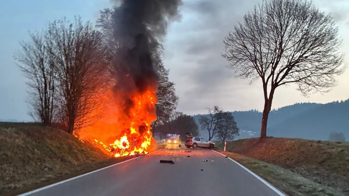 Schon wieder brennt ein Auto auf der K5502 zwischen Refrizhausen und Bergfelden. Diesmal kam der Fahrer laut Feuerwehr jedoch mit leichten Verletzungen davon.