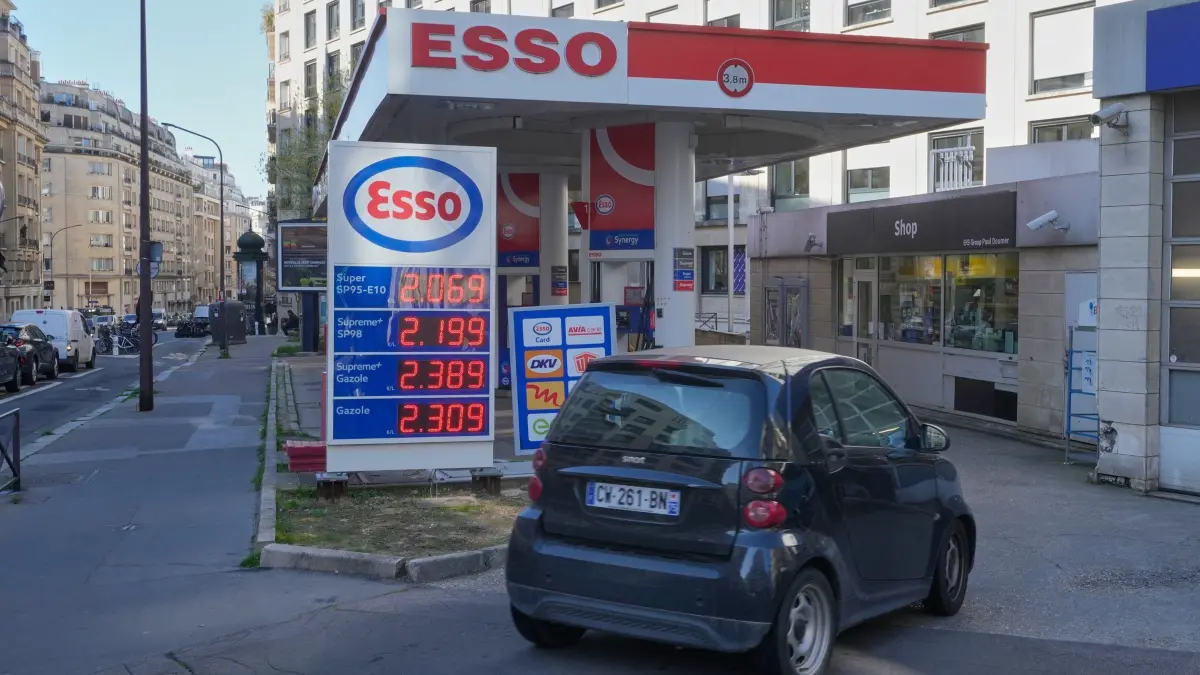 Iran-Krieg - Spritpreise in Frankreich: 09.03.2026, Frankreich, Paris: Ein Auto fährt in eine Tankstelle, während die Benzinpreise in Paris angezeigt werden. Foto: Michel Euler/AP/dpa +++ dpa-Bildfunk +++
