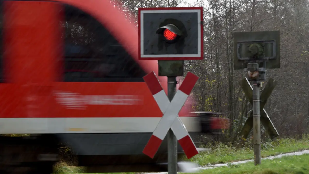 Unbeschrankter Bahnübergang: ARCHIV - 18.11.2015, Schleswig-Holstein, Garding: Ein Auto ist mit einem Zug zusammengestoßen. (zu dpa: «Auto rammt Personenzug – Schock bei Kind und Zugführer») Foto: Carsten Rehder/dpa +++ dpa-Bildfunk +++
