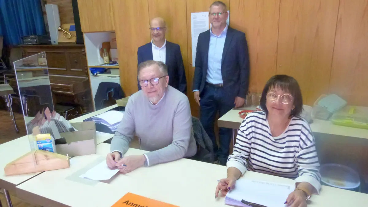Von hinten links im Uhrzeigersinn: Walter Stocker, Uli Schneider, Silvia Alber und Armin Bauer übernahmen die Nachmittagsschicht im Wahllokal in Stetten.