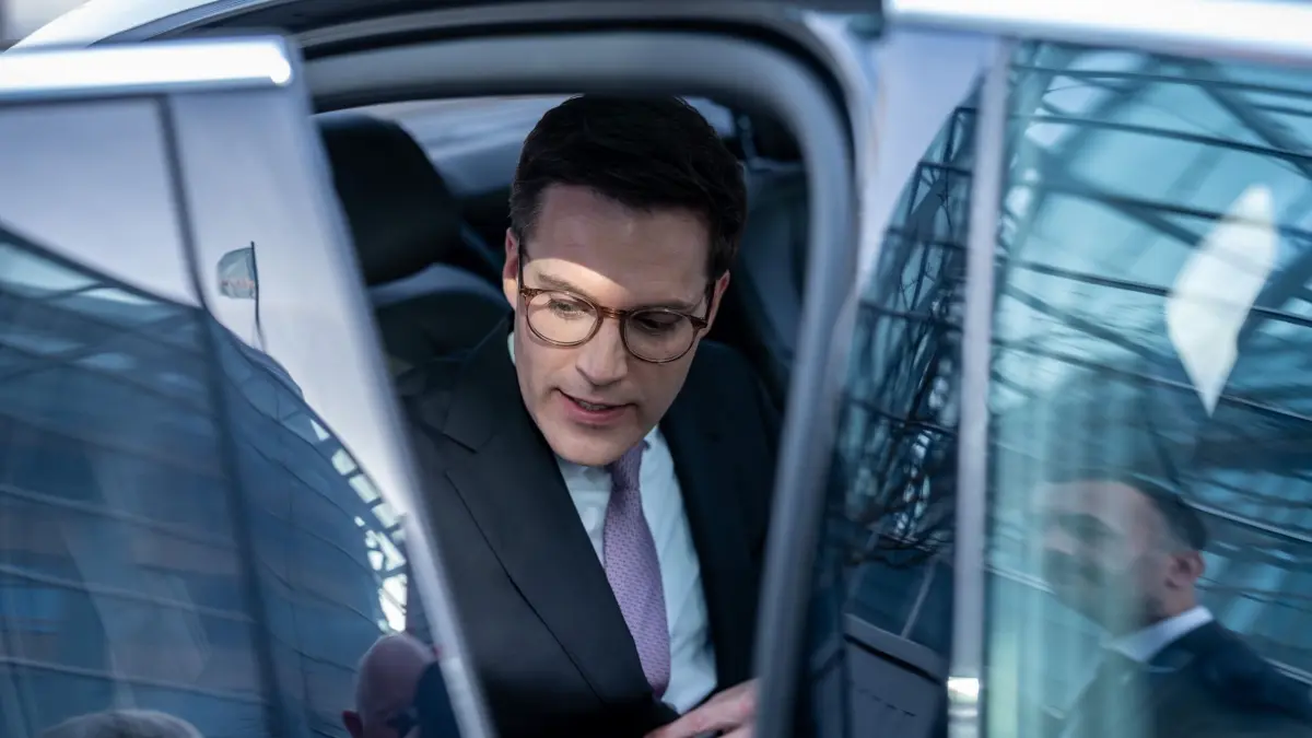 CDU Gremiensitzungen: 09.03.2026, Berlin: Manuel Hagel, Spitzenkandidat der CDU in Baden-Württemberg, steigt nach der Pressekonferenz und der Sitzung des Bundesvorstands der CDU in der Bundeszentrale, dem Konrad-Adenauer-Haus, in seine Limousine. Foto: Michael Kappeler/dpa +++ dpa-Bildfunk +++