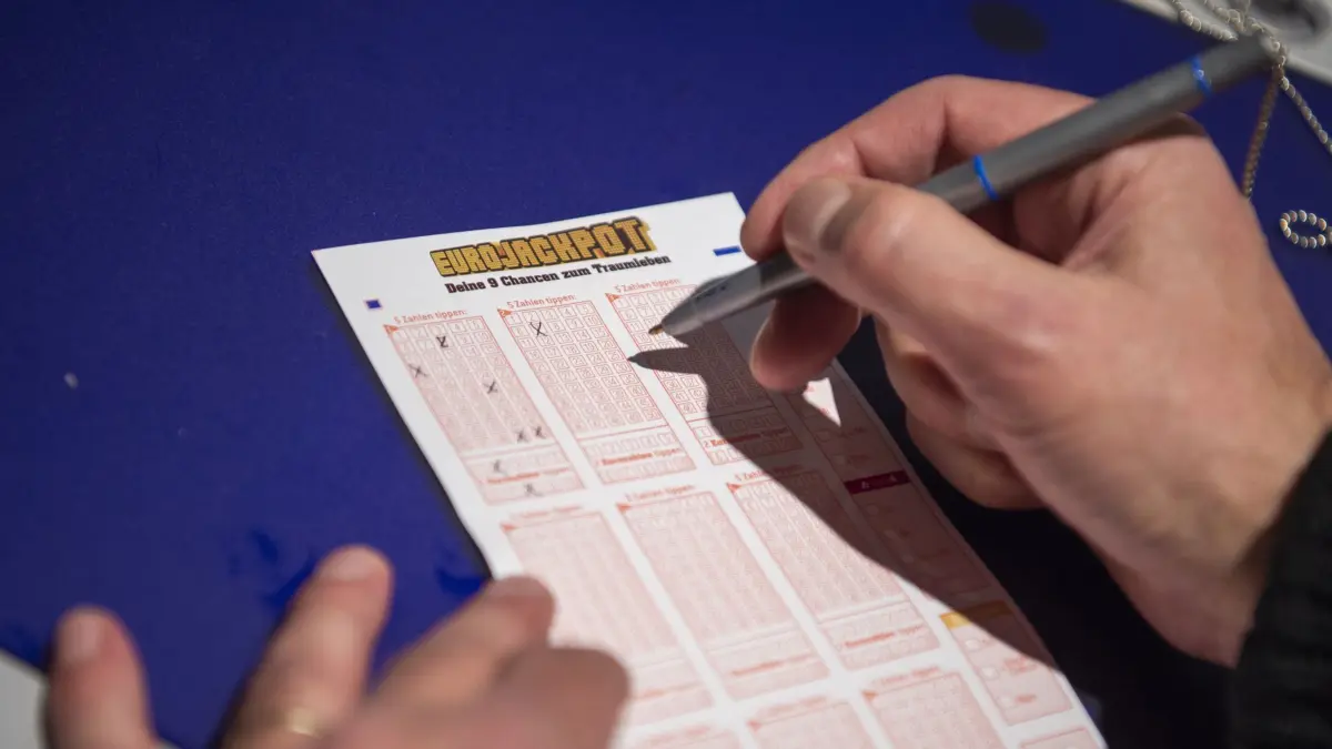 02.11.2018, Nordrhein-Westfalen, Düsseldorf: Ein Mann kreuzt auf einem Lottoschein des Spiels "Eurojackpot" Zahlen an. Am 02.11.2018 wird ein Jackpot mit 90 Millionen Euro Ausgelost. Foto: Christophe Gateau/dpa