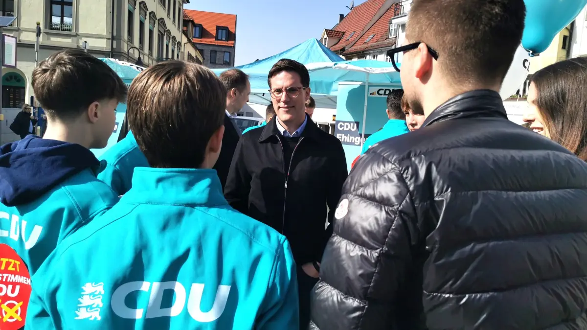 Einen Tag vor der Landtagswahl war Spitzenkandidat Manuel Hagel in Ehingen am Wahlkampfstand der Ehinger CDU auf dem Marktplatz.
