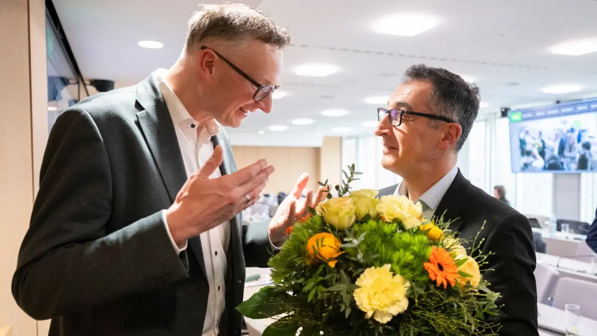 Nach der Landtagswahl in Baden-Württemberg: 10.03.2026, Baden-Württemberg, Stuttgart: Andreas Schwarz (Bündnis 90/Die Grünen, l), Fraktionsvorsitzender der Grünen im Landtag von Baden-Württemberg, übergibt im Haus der Abgeordneten in einer Pause einer Fraktionssitzung der Grünen Baden-Württemberg einen Blumenstrauß an Cem Özdemir (Bündnis 90/Die Grünen), Spitzenkandidat der Grünen für die Landtagswahl in Baden-Württemberg. Foto: Marijan Murat/dpa +++ dpa-Bildfunk +++