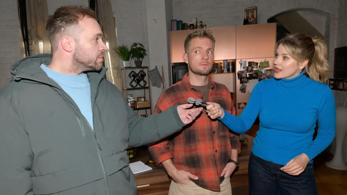 Alicia (Josefin Bressel) möchte, dass sich Erik (Patrick Heinrich, l.) und Paul (Niklas Osterloh) endlich aussprechen.