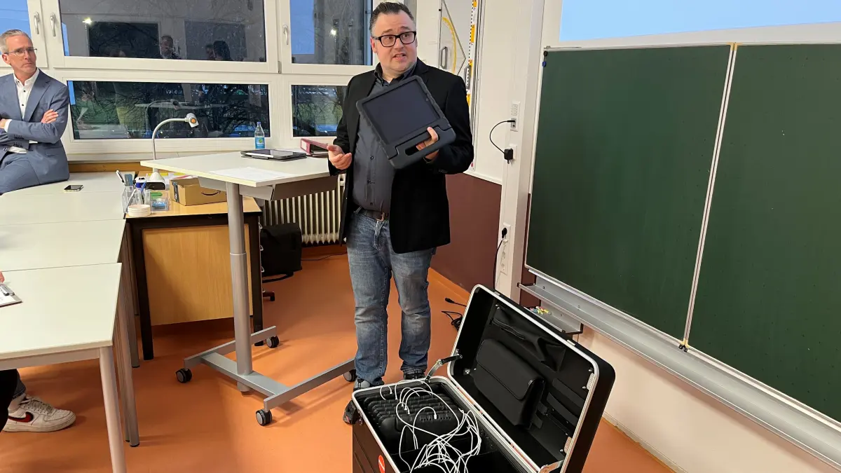 Janis Winterhalder, Lehrer an der Lina-Hähnle-Realschule in Sulz, erläutert, wie der Digitalpakt umgesetzt wird. Für die Schülerinnen und Schüler stehen unter anderem Tablets in der Schule bereit.