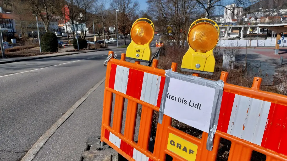 Daher ist die Kientenstraße vom Kreisverkehr an der Zufahrt zur B 463 bis zum Kreisverkehr im Bereich Lidl wechselnd halbseitig gesperrt.