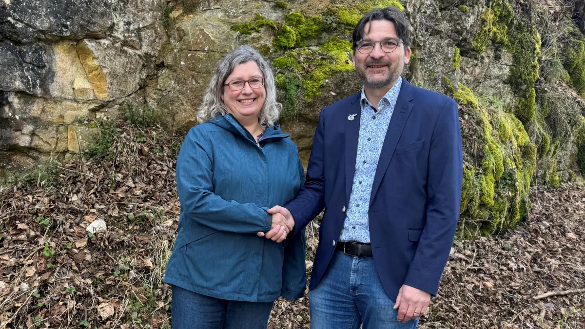 Iris Bohnacker, neue Geschäftsführerin des Unesco-Geoparks Schwäbische Alb, mit Ulrich Ruckh, Vorsitzender des Geoparks, der ihr zur neuen Aufgabe gratuliert.