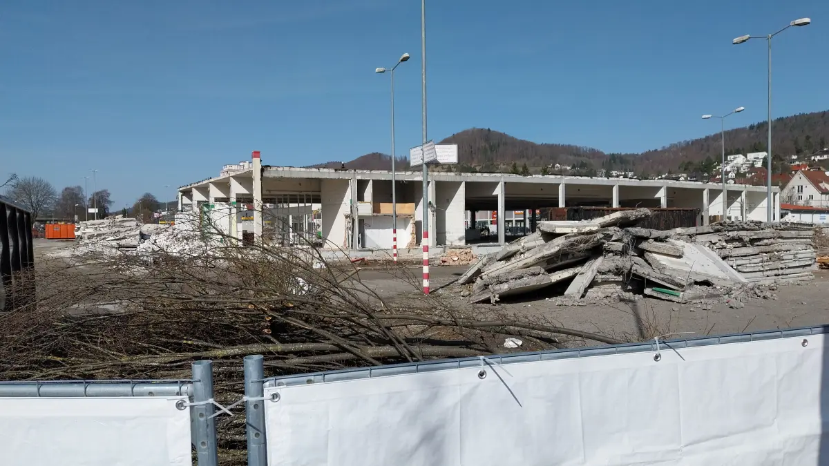 Kaum wiederzuerkennen: Die ehemalige Kaufland-Filiale in der Ebinger Kientenstraße wird derzeit abgerissen.