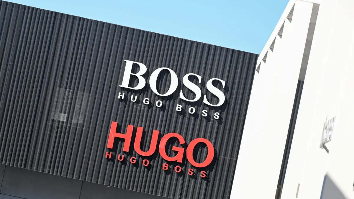Modekonzern Hugo Boss: ARCHIV - 08.03.2022, Baden-Württemberg, Metzingen: Das Logo des Modekonzerns Hugo Boss, aufgenommen an einem Outlet-Store am Firmensitz in Metzingen. (zu dpa: «Hugo Boss verdient dank Einsparungen mehr») Foto: Bernd Weißbrod/dpa +++ dpa-Bildfunk +++