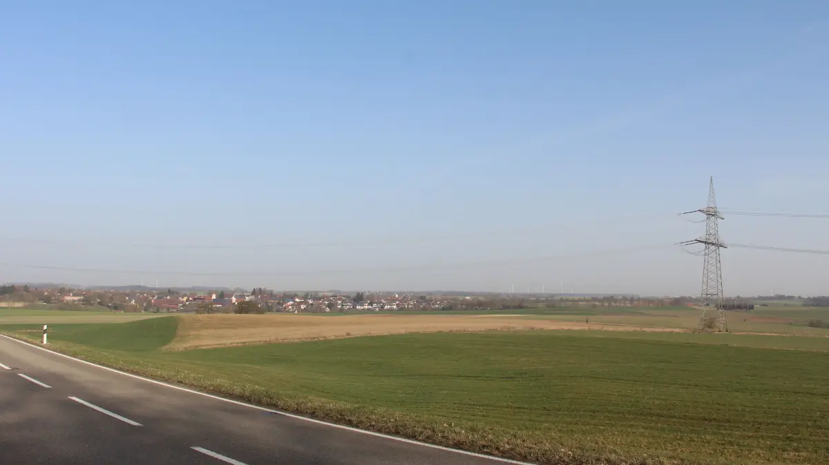 Zwischen der Kreisstraße 2665 (Großaltdorf Richtung Steinehaig) und dem Strommasten am Kühsäuweg (rechts) soll die Batteriespeicheranlage auf einer städtischen Fläche von 2,5 Hektar entstehen. Im Hintergrund ist die Wohnbebauung von Großaltdorf zu sehen.