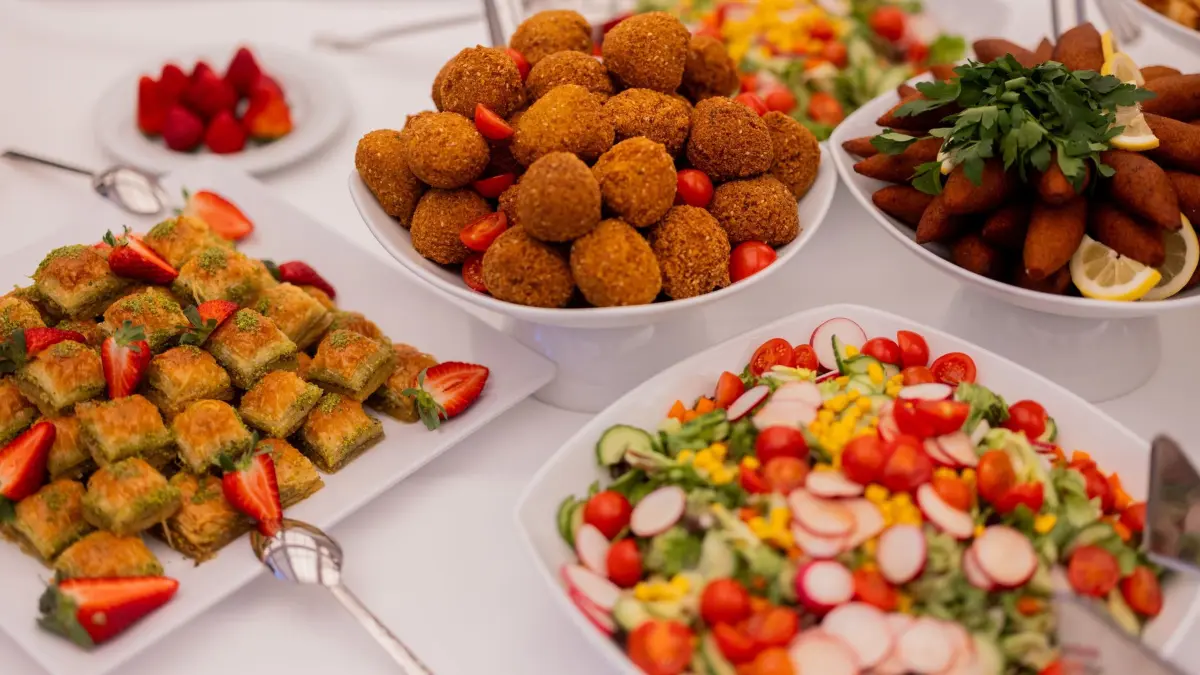 Fastenbrechen in der Staatskanzlei: 10.03.2026, Nordrhein-Westfalen, Düsseldorf: Das Essen steht bei einem gemeinsamen traditionellen Fastenbrechen (Iftar) in der Staatskanzlei. Der Fastenmonat Ramadan ist für Musliminnen und Muslime eine besondere Zeit der Besinnung und der Gemeinschaft. Foto: Rolf Vennenbernd/dpa +++ dpa-Bildfunk +++