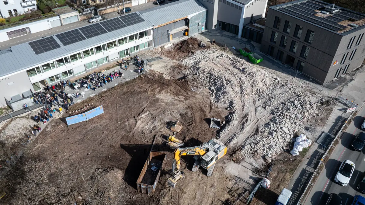 Spatenstich Neubau Köstlinschule. Vorne rechts die Wilhelmstraße, der Neubau und sanierte Altbau der Tübinger Musikschule, dahinter die Frischlinstraße.